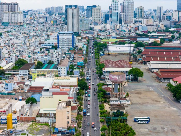  Cũng trong tổng thể dự án này, TP.HCM sẽ mở rộng đường Nguyễn Tất Thành lên 8-10 làn xe, cùng với xây dựng hầm chui Hoàng Diệu. 