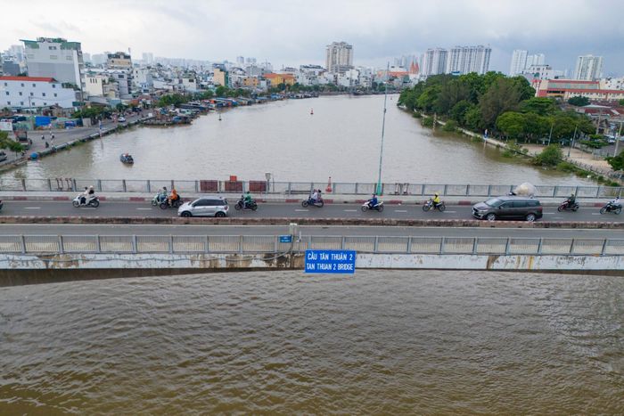  Cầu Tân Thuận 2 sẽ được mở rộng lên 8 làn xe. Cây cầu này song song với cầu Tân Thuận 1, hiện cho xe đi 2 chiều từ khu vực quận 4 sang quận 7 (cũ) và ngược lại. 