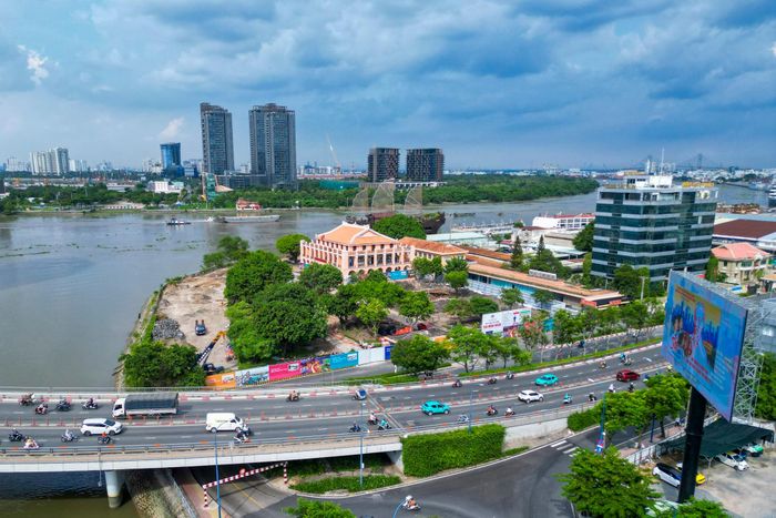  Dự án đầu tư xây dựng Công viên văn hóa Bến Nhà Rồng và cây xanh công cộng Bến Bạch Đằng là một trong 4 dự án trọng điểm vừa được HĐND TP.HCM khóa XI, nhiệm kỳ 2026-2031 thông qua tại kỳ họp thứ 3 ngày 19/6, dự kiến khởi công nhân dịp kỷ niệm 50 năm ngày thành phố Sài Gòn - Gia Định chính thức mang tên Chủ tịch Hồ Chí Minh (2/7/1976-2/7/2026). 