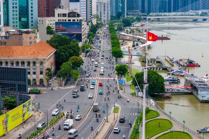  Khu vực Bến Bạch Đằng cũng sẽ triển khai xây dựng bãi đậu xe ngầm và trung tâm thương mại ngầm phục vụ nhu cầu đậu xe và giải trí của người dân và du khách khi tới TP.HCM. 