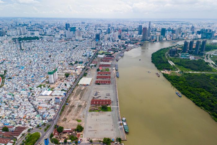  Còn tại khu vực Bến Nhà Rồng - Khánh Hội, TP.HCM sẽ xây dựng công viên văn hóa Bến Nhà Rồng. Theo ghi nhận của Tri Thức - Znews, hiện nhiều nhà kho, bến bãi, xưởng, văn phòng... thuộc khu vực bến cảng trước đây đã được di dời. 