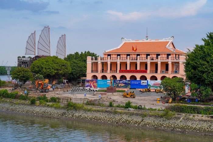  Sau 2 tháng khởi công, dự án cải tạo, chỉnh trang Bảo tàng Hồ Chí Minh - chi nhánh TP.HCM tại khu Nhà Rồng - Khánh Hội cũng đang được nhà thầu gấp rút thi công. 