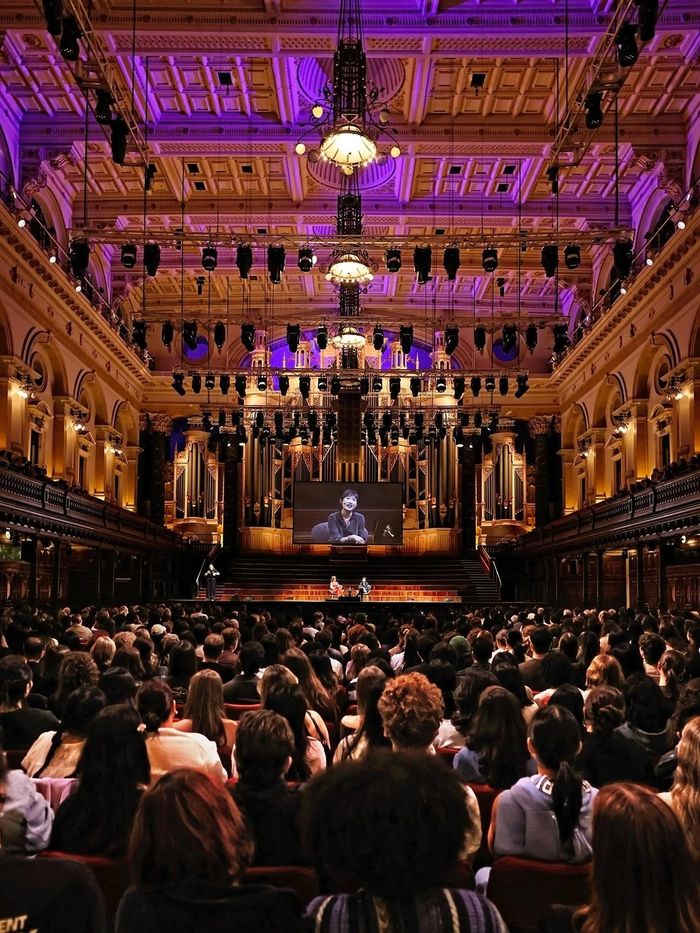  Công chúng ngồi kín không gian Lễ hội văn học Sydney. Ảnh: SWF. 