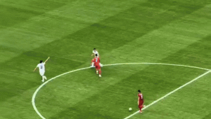 Ronaldo chỉ cho Fernandes chuyền bóng.