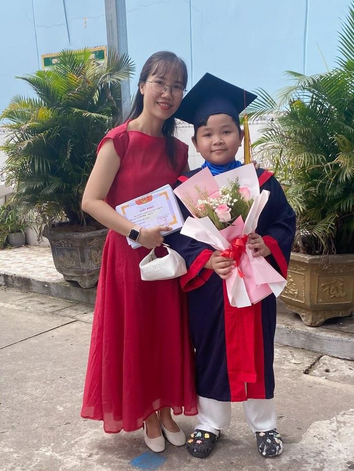 Chị Ngân và cháu trai.