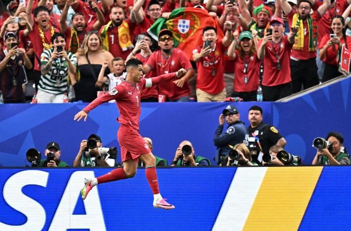  Ronaldo hét “I’m back” sau cú đúp vào lưới Uzbekistan. 