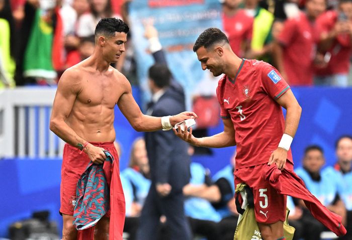  Dalot thân thiết với Ronaldo. Ảnh: Reuters. 
