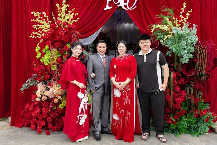 Gia đình cô dâu Ngọc Anh.