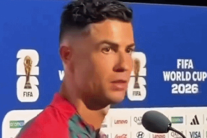 Phản ứng của Ronaldo khi phóng viên nhắc đến Messi trong câu hỏi.
