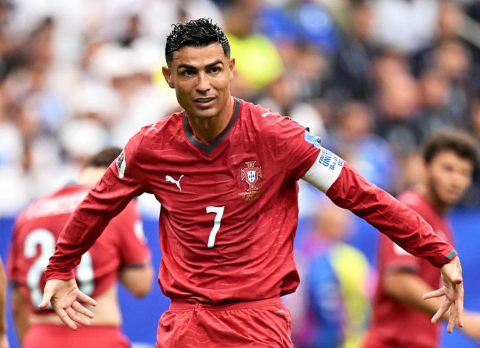 Ronaldo ghi hai bàn trong trận Bồ Đào Nha gặp Uzbekistan. Ảnh: Reuters.