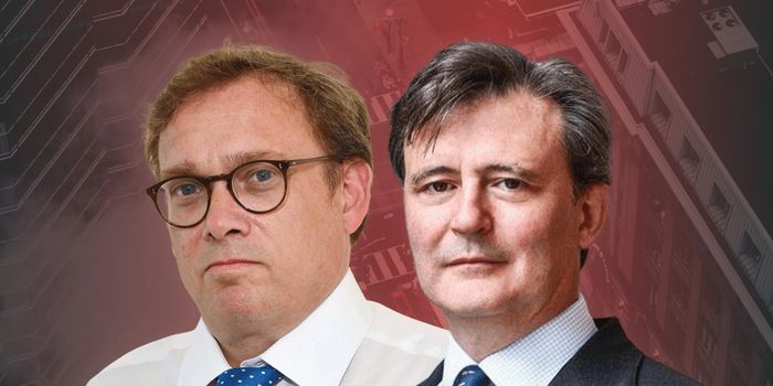  John Micklethwait (phải) và Adrian Wooldridge (trái). Nguồn: intelligencesquared. 