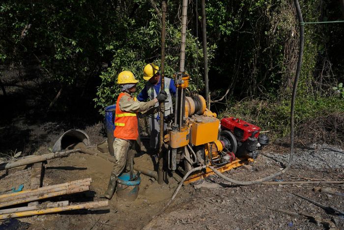 Thời điểm đầu tháng 5, nhiều tổ kỹ thuật đồng loạt khoan khảo sát địa chất dọc đường Rừng Sác phục vụ dự án metro Bến Thành - Cần Giờ, mỗi mũi khoan sâu đến 80 m. Ảnh: Quỳnh Danh.