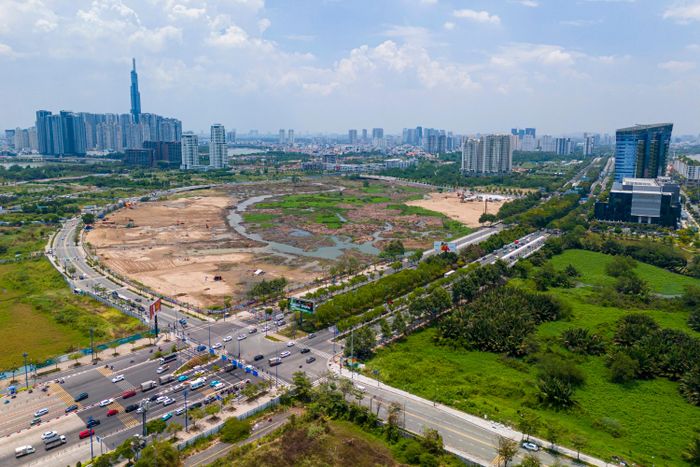 Theo quy hoạch, trung tâm hành chính cao khoảng 30 tầng, là nơi làm việc của hơn 8.000 cán bộ, công chức, viên chức, đồng thời phục vụ 1.500-2.000 lượt người dân mỗi ngày thông qua hệ thống "một cửa". Ảnh: Quỳnh Danh.