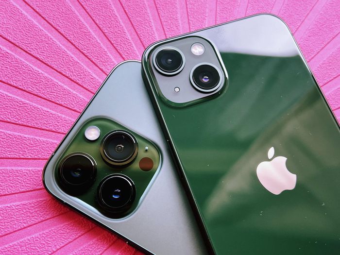 iPhone 13 Pro (trái) và iPhone 13. Ảnh: iMore.