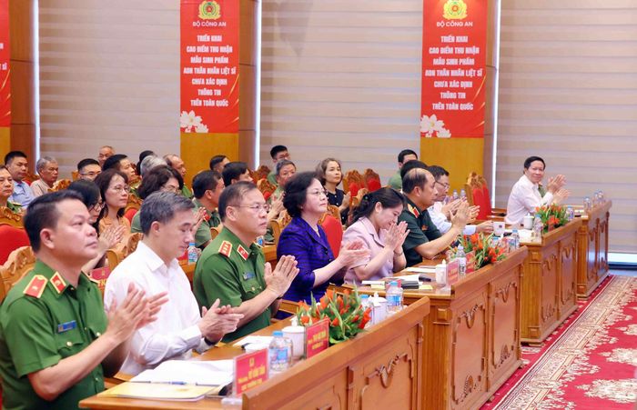 Phó thủ tướng Phạm Thị Thanh Trà, Trưởng Ban Chỉ đạo quốc gia về tìm kiếm, quy tập và xác định danh tính hài cốt liệt sĩ (thứ 4 từ trái sang) tham dự và phát biểu chỉ đạo tại sự kiện.