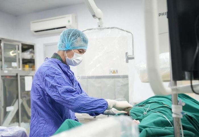 Ths.BS Giáp Hùng Mạnh thực hiện can thiệp tái thông động mạch thân nền.