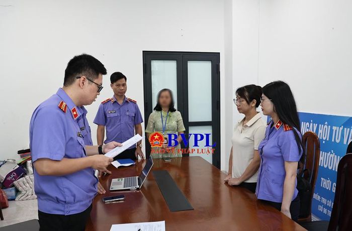 Cơ quan điều tra VKSND tối cao tống đạt các quyết định tố tụng đối với bị can Lê Thị Hồng Nhung.
