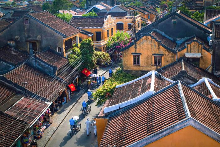  Du khách khám phá phố cổ Hội An, tháng 8/2024. Ảnh: Phạm Toàn. 