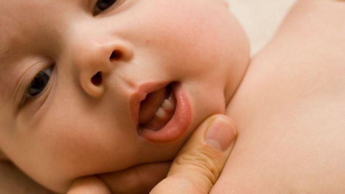 Trẻ mọc răng có thể hơi sốt nhẹ, nhiệt độ thường không vượt quá 38 độ C. Ảnh: Shutterstock.