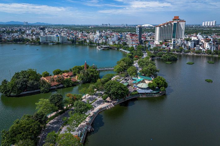  Theo định hướng quy hoạch, khu vực Hồ Tây sẽ được chỉnh trang và phát huy giá trị nhằm hình thành trung tâm văn hóa, du lịch và kinh tế sáng tạo của Thủ đô, kết nối với không gian sông Hồng cùng khu vực phố cổ, phố cũ. Dự án được thực hiện theo hình thức đối tác công tư (PPP), loại hợp đồng BT, với tổng mức đầu tư dự kiến hơn 30.151 tỷ đồng. 