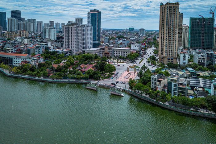  Theo định hướng cải tạo, các tuyến Trích Sài, Nguyễn Đình Thi, Nhật Chiêu, Vệ Hồ, Quảng An và Quảng Bá sẽ được nâng cấp nhằm tăng khả năng kết nối giao thông và hoàn thiện cảnh quan ven Hồ Tây. 