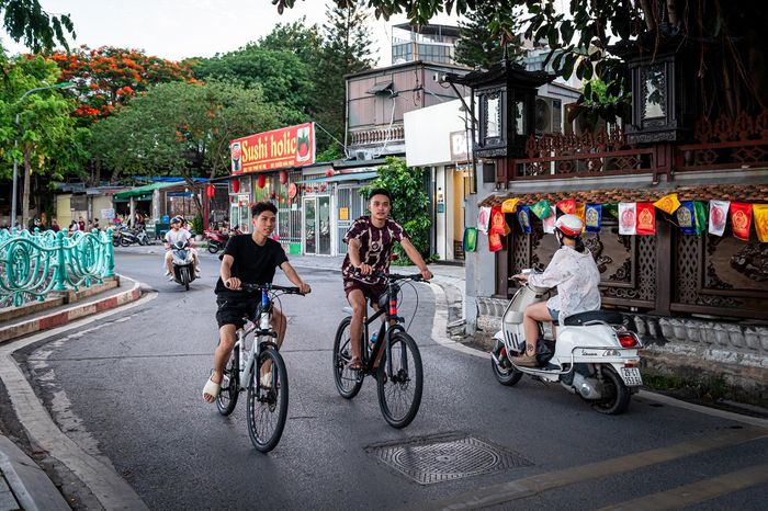  Hạng mục cải tạo chính được UBND Thành phố Hà Nội đề xuất, chỉnh trang là hệ thống đường ven Hồ Tây với tổng chiều dài khoảng 13,5 km, nghiên cứu mở rộng một số đoạn tuyến lên quy mô mặt cắt ngang khoảng 21 m, các đoạn còn lại được xem xét mở rộng với quy mô phù hợp theo quy hoạch được duyệt và điều kiện thực tế. 