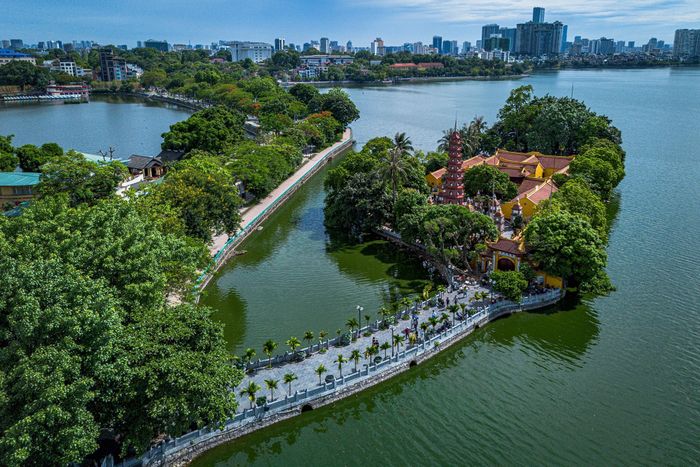  Dọc tuyến đường ven Hồ Tây tập trung nhiều di tích lịch sử, văn hóa và tín ngưỡng nổi tiếng như chùa Trấn Quốc, phủ Tây Hồ, chùa Vạn Niên, chùa Tảo Sách, chùa Võng Thị. Các công trình này góp phần tạo nên không gian văn hóa tâm linh đặc sắc, nét đặc trưng riêng của cảnh quan Hồ Tây. 