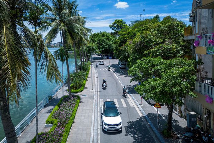  Phố Trích Sài được nghiên cứu mở rộng nhằm giảm tải áp lực giao thông quanh Hồ Tây. Đây là một trong những trục đường quan trọng ven hồ, thường xuyên chịu áp lực lớn do lưu lượng phương tiện, người dân và du khách tập trung đông, đặc biệt giờ cao điểm và dịp cuối tuần. 