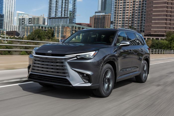  Toyota và Honda là 2 hãng có nhiều mẫu xe nhất trong toàn bộ bảng xếp hạng, lần lượt với 14 và 13 mẫu. Sản phẩm có vị trí cao nhất của tập đoàn Toyota là dòng SUV cỡ lớn Lexus TX với vị trí thứ 7. 