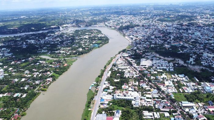 Một phần phường Phú An đi qua sông Sài Gòn. Ảnh: Báo Tiền Phong.