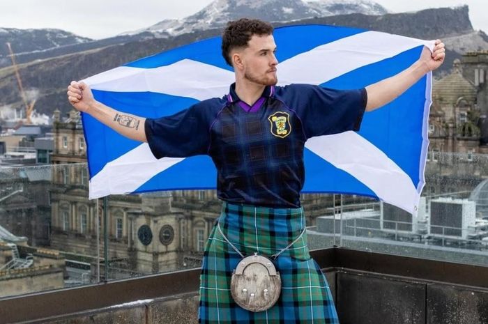  Craig Ferguson đồng hành cùng chiếc váy kilt truyền thống của người Scotland. Ảnh: Instagram. 