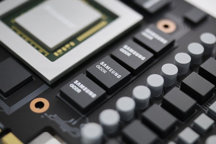 Trong quá khứ, Samsung từng nhiều lần bị SK Hynix vượt mặt về thị phần HBM. Ảnh: Reuters.