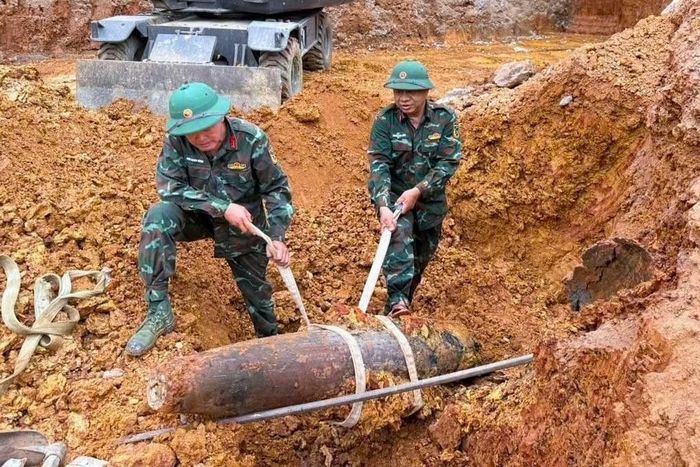 Lực lượng quân sự tiến hành hủy nổ quả bom.