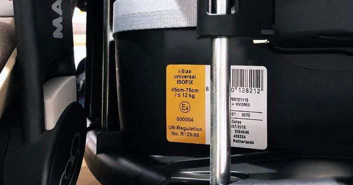  Tem chuẩn ECE R44/04 trên ghế trẻ em tại châu Âu. Ảnh: Picket &amp; Rail. 