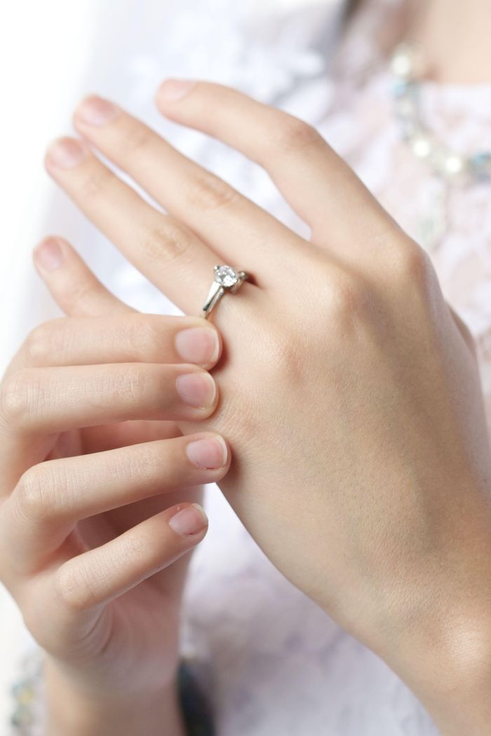  Công nghệ xử lý có thể che đi các vết nứt bên trong, nhưng cũng đặt ra những câu hỏi về độ bền, giá trị và khả năng giữ nguyên vẻ đẹp theo thời gian. Ảnh minh họa: Chalo Garcia/Pexels.
