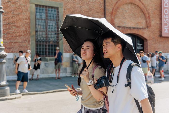 Ở quảng trường Piazza dei Miracoli gần tháp nghiêng Pisa, nhiều du khách phải dùng ô che nắng khi tham quan. Giới chức địa phương khuyến cáo nên tranh thủ tham quan vào sáng sớm do nhiệt độ tăng nhanh từ cuối buổi sáng và đạt đỉnh vào đầu giờ chiều.