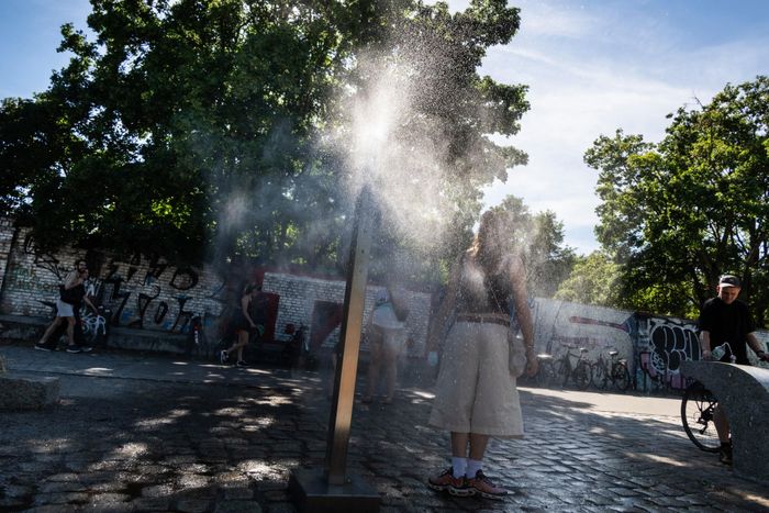 Ở Đức, các trạm phun sương công cộng tại Berlin liên tục thu hút đông người dân và du khách. Cơ quan Khí tượng Đức (DWD) cảnh báo nhiệt độ tại thủ đô có thể vượt 35 độ C, mức được xem là bất thường đối với thời điểm giữa tháng 6.