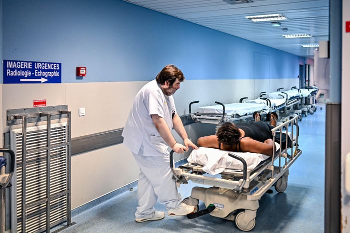 Không chỉ gây đảo lộn cuộc sống thường nhật, đợt nắng nóng còn tạo ra nhiều hệ lụy nghiêm trọng. Tại Pháp, ít nhất 40 người đã thiệt mạng do đuối nước kể từ ngày 18/6 khi nhiều người tìm đến sông hồ và các bãi tắm tự phát để tránh nóng. Khoa cấp cứu tại bệnh viện Pellegrin, thuộc hệ thống bệnh viện Đại học Bordeaux, tỉnh Gironde (Pháp) đang trong tình trạng báo động đỏ do đợt nắng nóng.