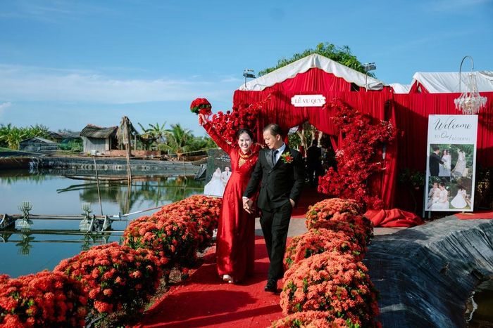  Cô dâu và chú rể "check-in" đường hoa trong ngày cưới. 