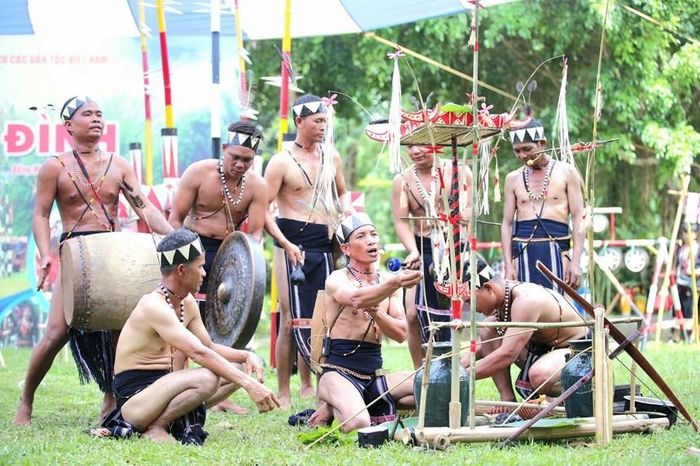 Già làng thực hiện nghi lễ