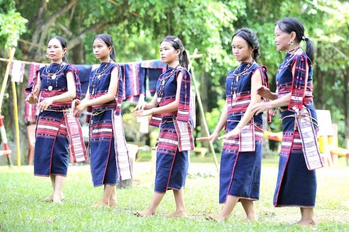 Sau khi thực hiện nghi lễ, buôn làng mở hội