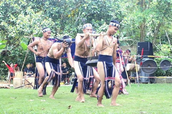 Đàn ông trong buôn làng chuẩn bị cho buổi lễ