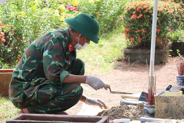 Các lực lượng khai quật phần mộ liệt sĩ ở Nghĩa trang Liệt sĩ TP Huế để lấy mẫu giám định ADN