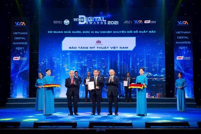 TS Nguyễn Anh Minh, Giám đốc Bảo tàng Mỹ thuật Việt Nam nhận Giải thưởng Chuyển đổi số Việt Nam cho ứng dụng iMuseum VFA năm 2021
