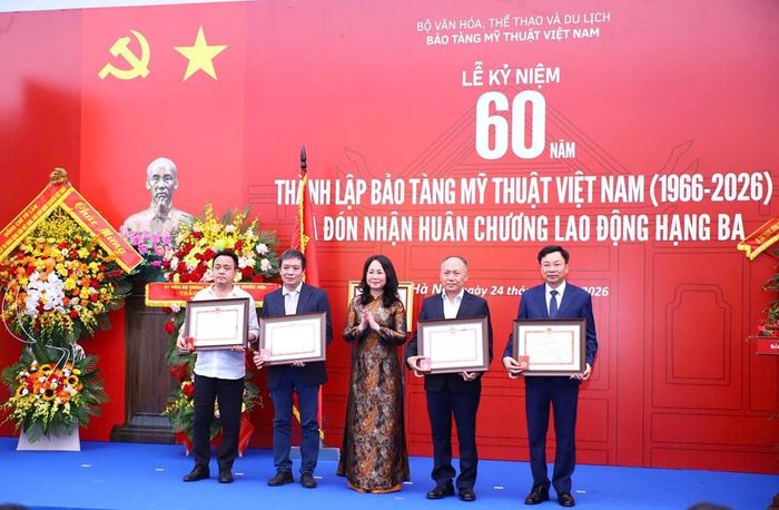 Ủy viên BCH Trung ương Đảng, Bộ trưởng Lâm Thị Phương Thanh trao Kỷ niệm chương "Vì sự nghiệp Văn hóa, Thể thao và Du lịch" tặng các cá nhân