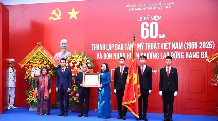 Bí thư Trung ương Đảng, Phó Chủ tịch nước Võ Thị Ánh Xuân trao Huân chương Lao động hạng Ba cho lãnh đạo Bảo tàng Mỹ thuật Việt Nam