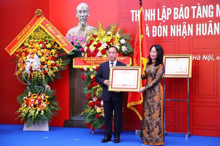 Thừa ủy quyền của Thủ tướng Chính phủ, Ủy viên BCH Trung ương Đảng, Bộ trưởng Lâm Thị Phương Thanh trao Bằng khen của Thủ tướng Chính phủ tặng ông Nguyễn Anh Minh, Giám đốc Bảo tàng Mỹ thuật Việt Nam