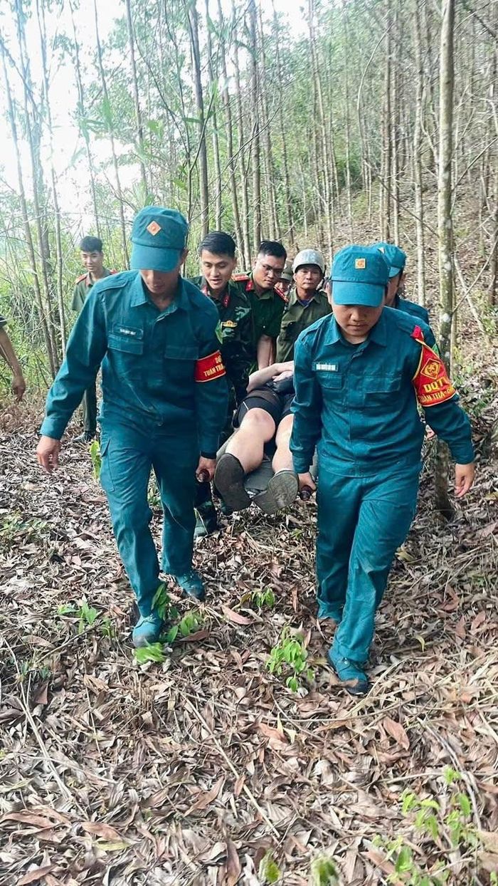 Công an xã Duy Xuyên cùng các lực lượng đưa nam du khách người Đức xuống núi an toàn sau vụ tai nạn