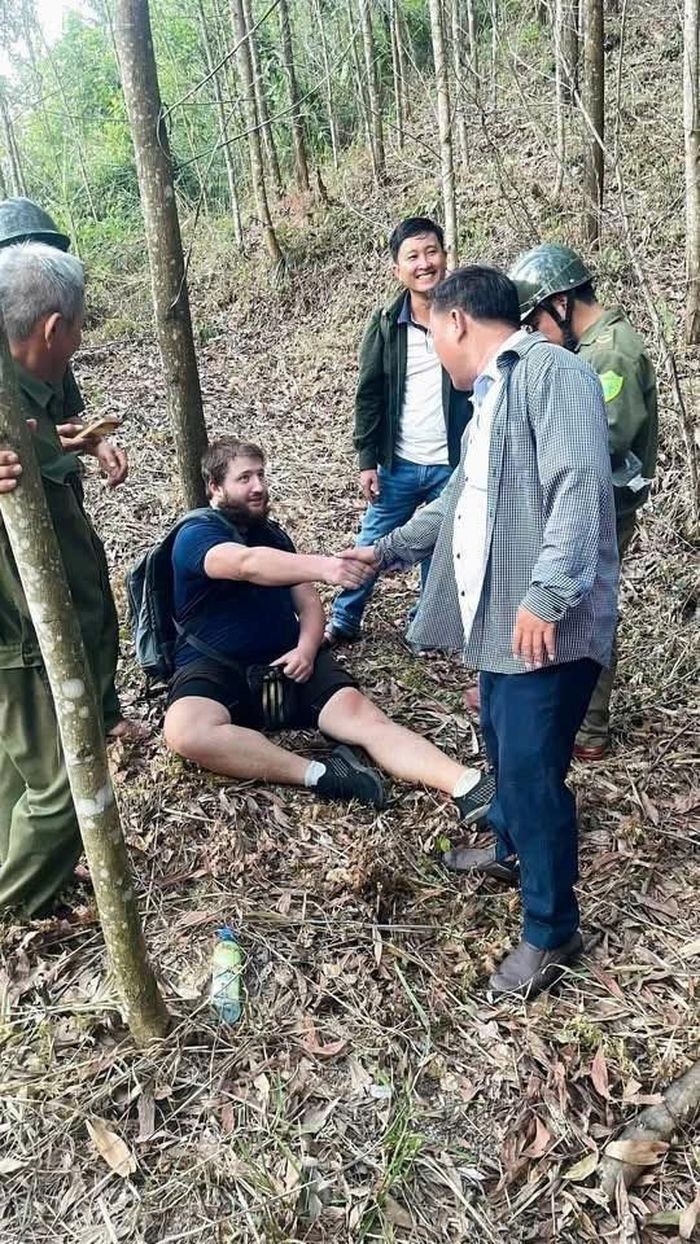 Công an xã Duy Xuyên cùng các lực lượng khẩn trương băng rừng tiếp cận vị trí du khách gặp nạn
