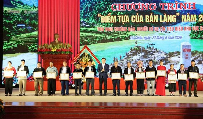Phó Bí thư Thường trực Tỉnh ủy Lai Châu Nguyễn Tuấn Anh trao Bằng khen của cho trưởng bản, người có uy tín tiêu biểu